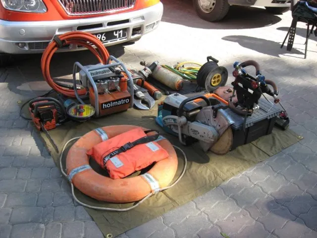 У центрі Івано-Франківська діти вдягаються у водолазні костюми та спецодяг пожежників (Фоторепортаж) + (Відео) — фото 1