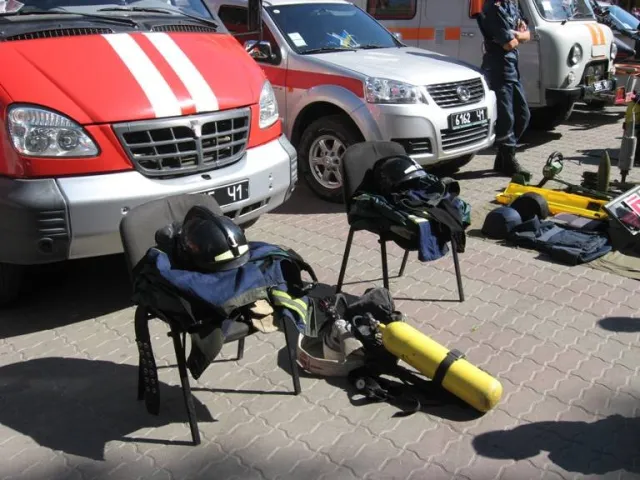 У центрі Івано-Франківська діти вдягаються у водолазні костюми та спецодяг пожежників (Фоторепортаж) + (Відео) — фото 2