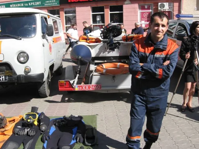 У центрі Івано-Франківська діти вдягаються у водолазні костюми та спецодяг пожежників (Фоторепортаж) + (Відео) — фото 5