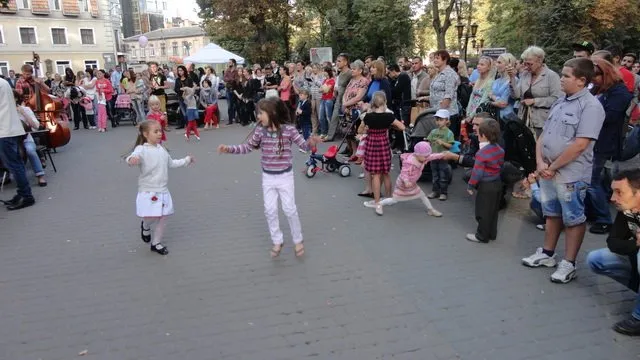 Мешканці Івано-Франківська долучилися до вічної класики (Фото) — фото 2