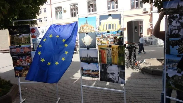 В Івано-Франківську відбулася вулична фотовиставка «Пізнай миттєвості твоєї Європи» (Фоторепортаж) — фото 7