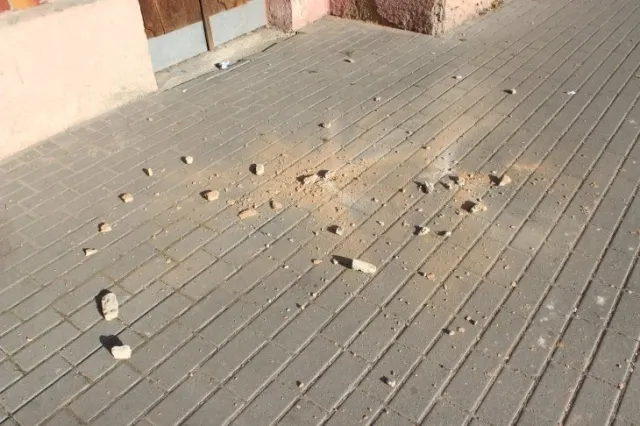 У центрі міста, на іванофранківців з аварійного балкону сиплеться штукатурка (Фото) — фото 1