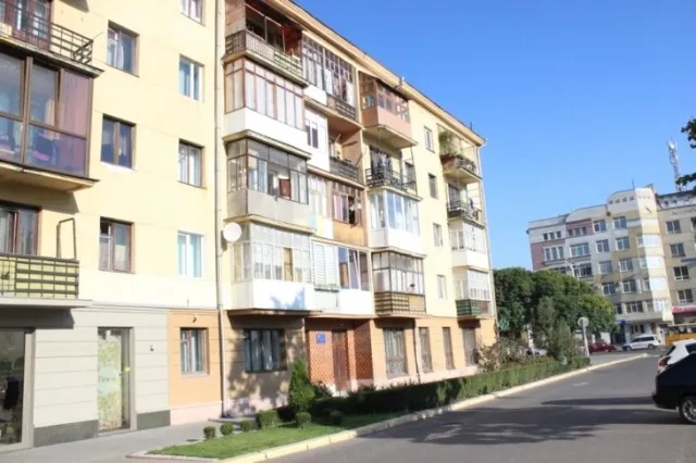 У центрі міста, на іванофранківців з аварійного балкону сиплеться штукатурка (Фото) — фото 2