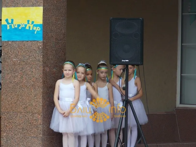 Вчора біля Ратуші провели флеш-моб під назвою «За єдність України» (Фоторепортаж) — фото 1