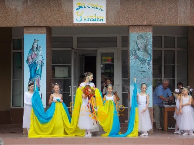 Вчора біля Ратуші провели флеш-моб під назвою «За єдність України» (Фоторепортаж) — фото 4
