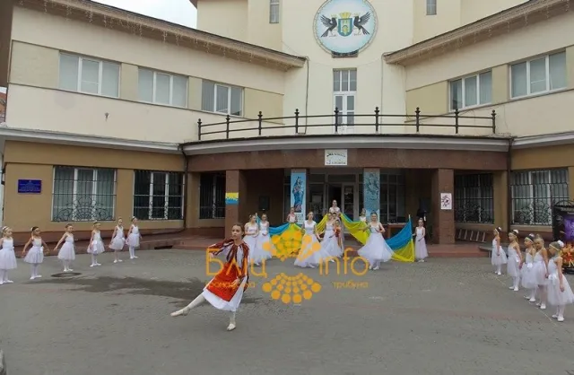 Вчора біля Ратуші провели флеш-моб під назвою «За єдність України» (Фоторепортаж) — фото 5