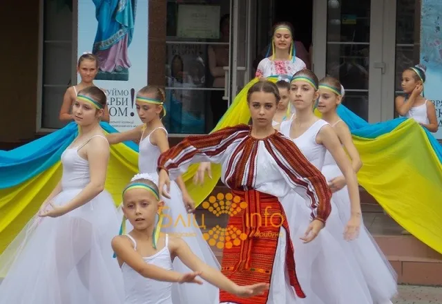 Вчора біля Ратуші провели флеш-моб під назвою «За єдність України» (Фоторепортаж) — фото 6
