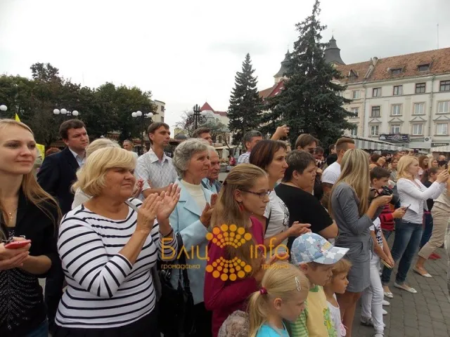 Вчора біля Ратуші провели флеш-моб під назвою «За єдність України» (Фоторепортаж) — фото 7