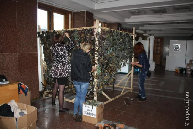 Франківці щодня приносять у Білий дім допомогу бійцям АТО (Фоторепортаж) — фото 3