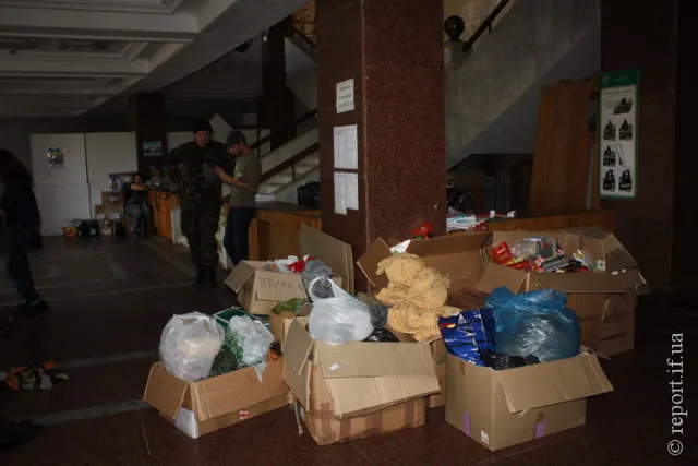 Франківці щодня приносять у Білий дім допомогу бійцям АТО (Фоторепортаж) — фото 8