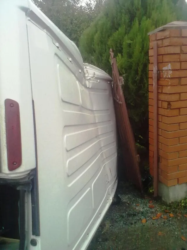ДТП у Франківську. Бус «влетів» на приватне подвір’я (Фоторепортаж) — фото 1