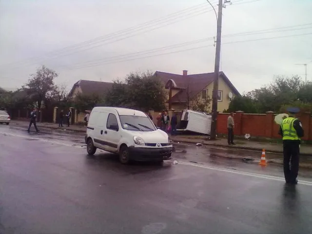 ДТП у Франківську. Бус «влетів» на приватне подвір’я (Фоторепортаж) — фото 5