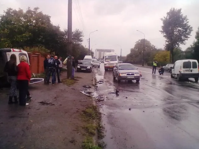 ДТП у Франківську. Бус «влетів» на приватне подвір’я (Фоторепортаж) — фото 7