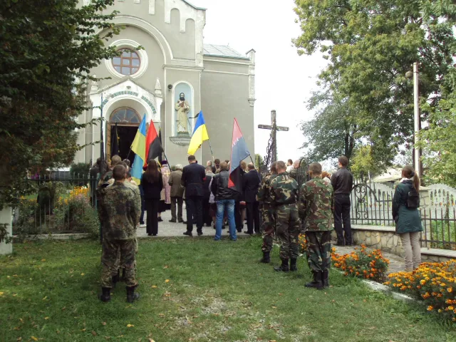 Прикарпатці перепоховали останки жертв, які були закатовані московськими окупантами (Фото) — фото 2