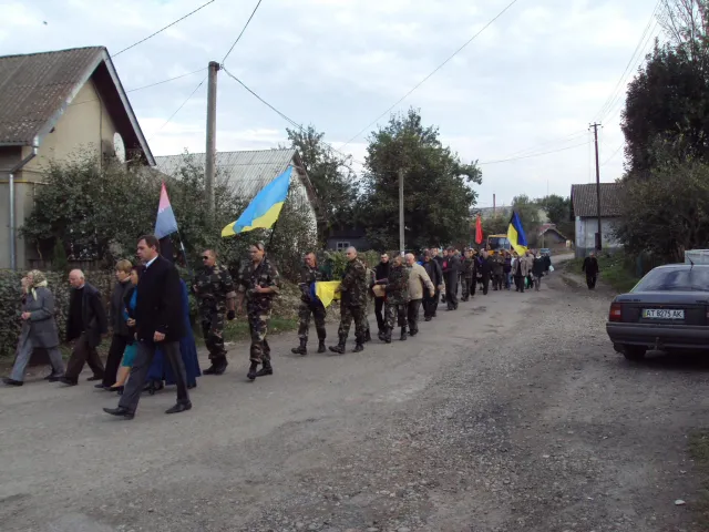 Прикарпатці перепоховали останки жертв, які були закатовані московськими окупантами (Фото) — фото 3