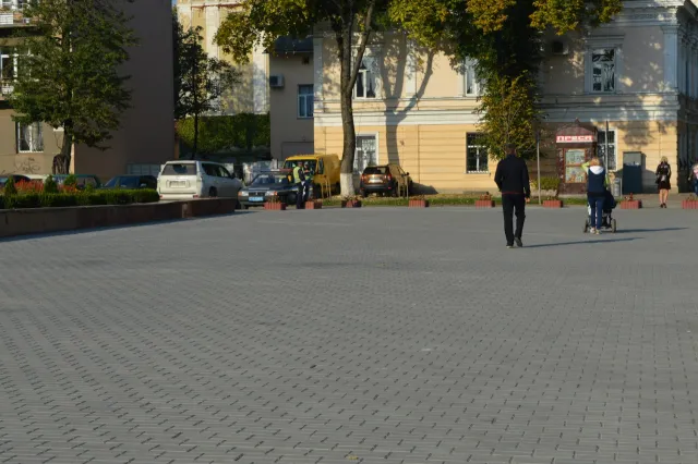 З-під Івано-Франківської ОДА забрали авторагулів, які влаштували на площі парковку (Фото) — фото 3