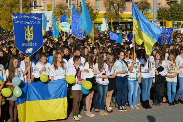Флешмоб в Івано-Франківську. Чотири тисячі школярів співали просто неба патріотичні пісні (Фоторепортаж) + (Відео) — фото 1