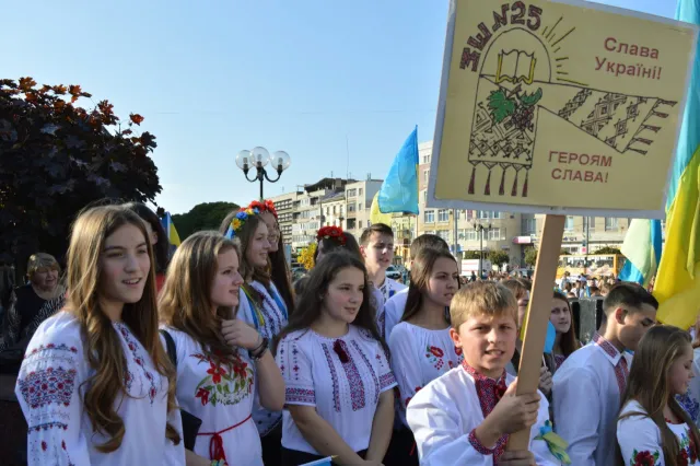 Флешмоб в Івано-Франківську. Чотири тисячі школярів співали просто неба патріотичні пісні (Фоторепортаж) + (Відео) — фото 2