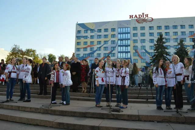 Флешмоб в Івано-Франківську. Чотири тисячі школярів співали просто неба патріотичні пісні (Фоторепортаж) + (Відео) — фото 4