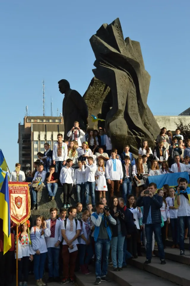 Флешмоб в Івано-Франківську. Чотири тисячі школярів співали просто неба патріотичні пісні (Фоторепортаж) + (Відео) — фото 5