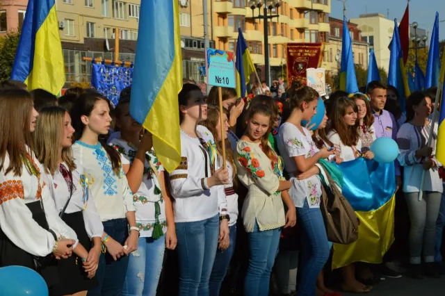Флешмоб в Івано-Франківську. Чотири тисячі школярів співали просто неба патріотичні пісні (Фоторепортаж) + (Відео) — фото 6