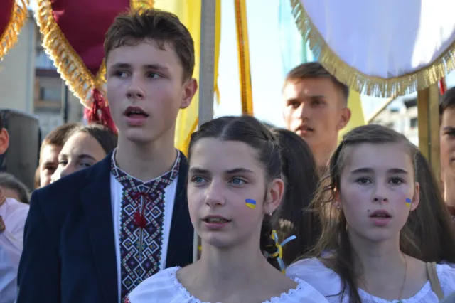 Флешмоб в Івано-Франківську. Чотири тисячі школярів співали просто неба патріотичні пісні (Фоторепортаж) + (Відео) — фото 7