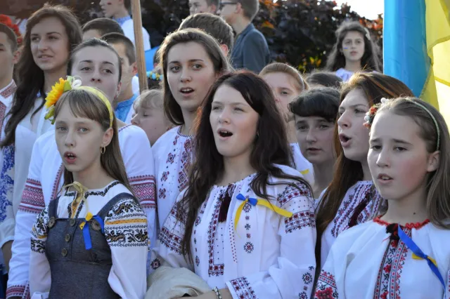 Флешмоб в Івано-Франківську. Чотири тисячі школярів співали просто неба патріотичні пісні (Фоторепортаж) + (Відео) — фото 8