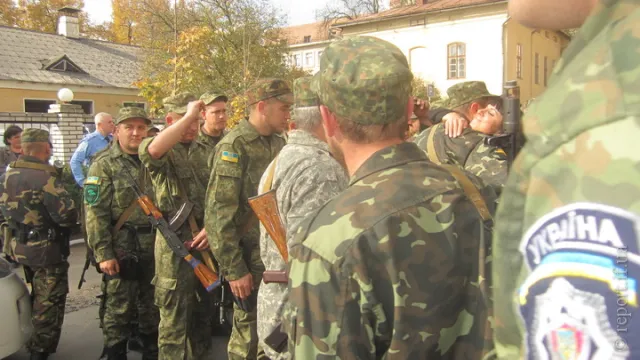 В Івано-Франківськ повернулись 95 бійців, які більше місяця воювали у зоні АТО (Фоторепортаж) + (Відео) — фото 8