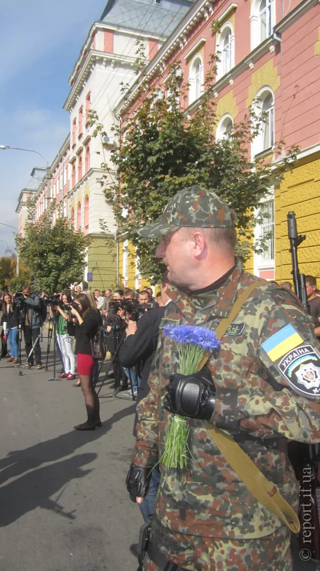 В Івано-Франківськ повернулись 95 бійців, які більше місяця воювали у зоні АТО (Фоторепортаж) + (Відео) — фото 9
