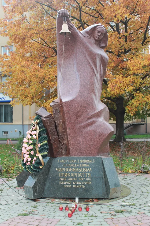 В місті освятили дзвін та оновлений пам’ятник героям-чорнобильцям — фото 1