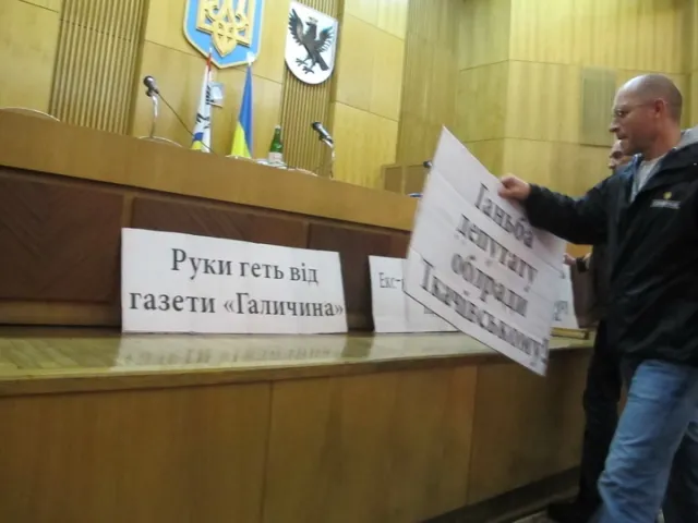 Колектив газети «Галичина» прийшов на сесію облради з «Ганьбою» для Ткачівського (Фото) — фото 2