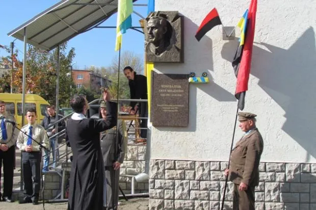 В неділю відкрили й освятили меморіальну дошку Євгену Коновальцю (Фоторепортаж) — фото 2