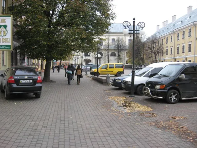 Влада не може вирішити проблему з паркуванням на майдані Шептицького (Фоторепортаж) — фото 1