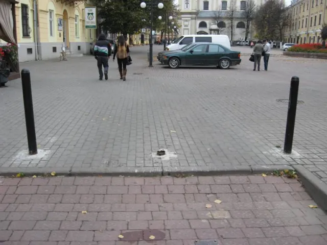 Влада не може вирішити проблему з паркуванням на майдані Шептицького (Фоторепортаж) — фото 2