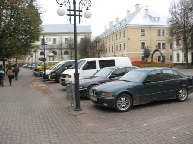 Влада не може вирішити проблему з паркуванням на майдані Шептицького (Фоторепортаж) — фото 4