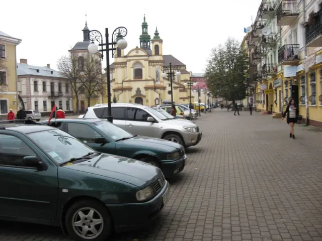 Влада не може вирішити проблему з паркуванням на майдані Шептицького (Фоторепортаж) — фото 7