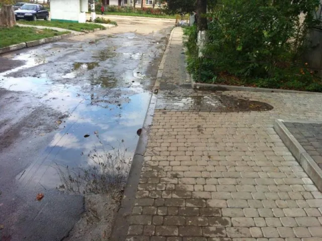 Франківці скаржаться на затоплений двір, а комунальники кажуть – самі винні (Фото) — фото 1