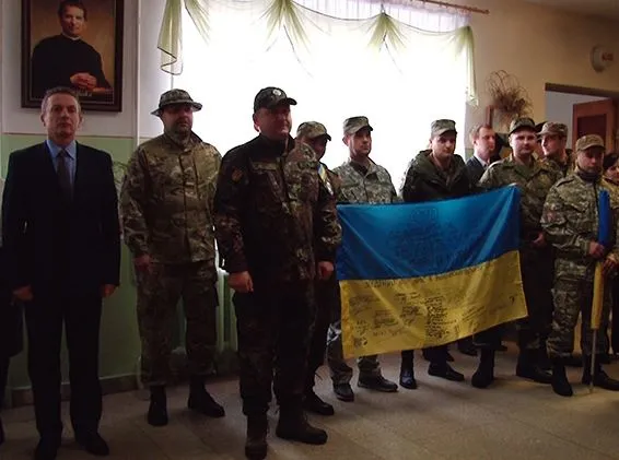 До однієї з франківських шкіл під вигуки «Героям слава!» завітали вояки АТО (Фоторепортаж) — фото 1