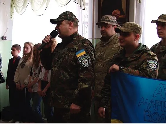 До однієї з франківських шкіл під вигуки «Героям слава!» завітали вояки АТО (Фоторепортаж) — фото 2