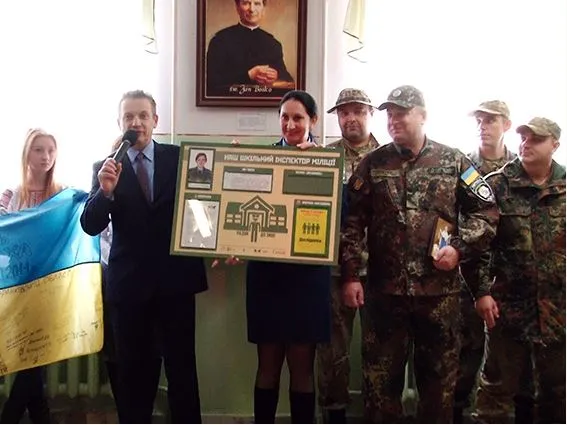 До однієї з франківських шкіл під вигуки «Героям слава!» завітали вояки АТО (Фоторепортаж) — фото 3