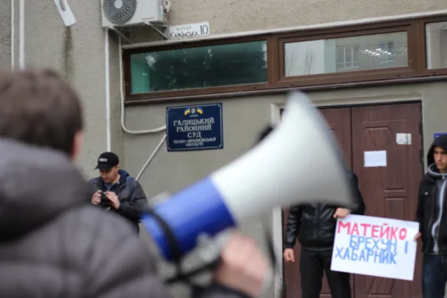Прикарпатські активісти люструють головного лікаря (Фото) — фото 2