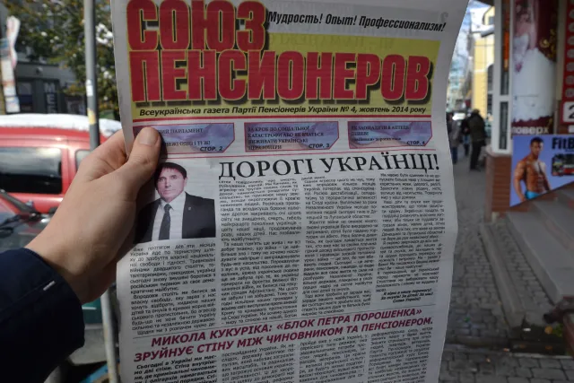 В центрі Івано-Франківська роздають політичну газету — фото 1