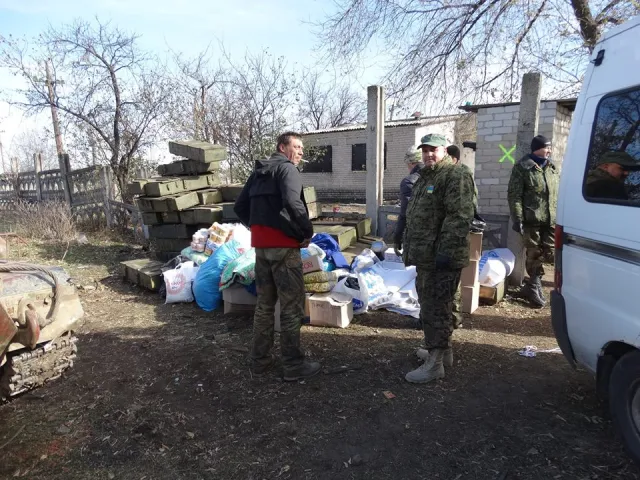 Волонтери повернулись із зони АТО: бійцям катастрофічно не вистачає теплого одягу (Фото) — фото 3