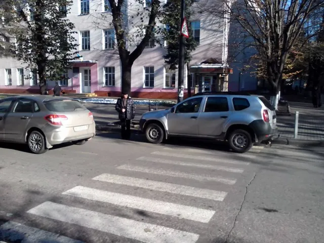 Авторагулі продовжують паркуватися просто на пішохідних переходах (Фото) — фото 1