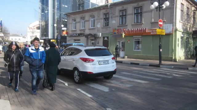 «Флешмоб авторагулів». Одразу двоє водіїв припаркувались на пішохідному переході (Фото) — фото 1