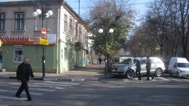 «Флешмоб авторагулів». Одразу двоє водіїв припаркувались на пішохідному переході (Фото) — фото 2