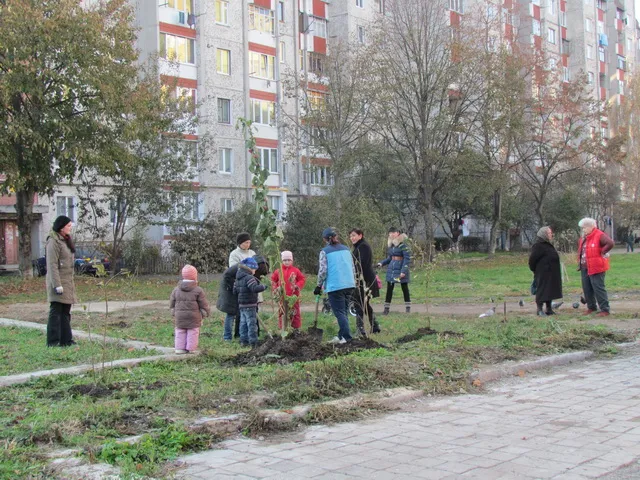 Іванофранківці взялися за лопати, щоб боротись із забудівниками генделика (Фоторепортаж) — фото 2