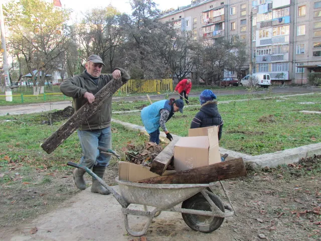 Іванофранківці взялися за лопати, щоб боротись із забудівниками генделика (Фоторепортаж) — фото 4