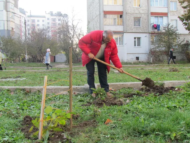 Іванофранківці взялися за лопати, щоб боротись із забудівниками генделика (Фоторепортаж) — фото 5
