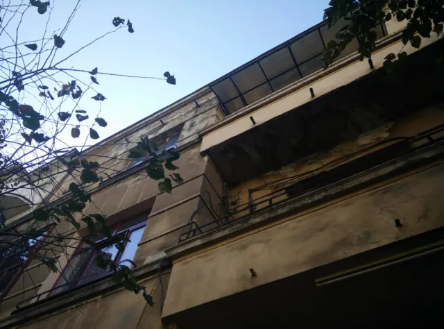 Дівчину ледь не вбив шматок карнизу, що відвалився із старого будинку (Фото) — фото 2
